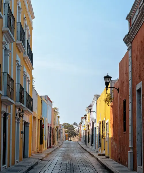 Edificios coloniales coloridos en la ciudad amurallada de Campeche