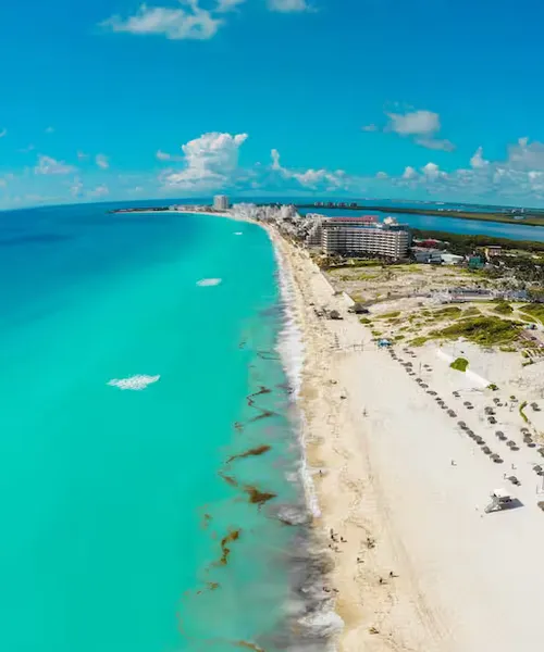 Playa de Cancún con aguas turquesas del Caribe