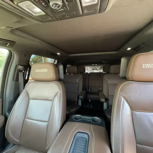 Interior de vehículo premium cómodo — experiencia Mayan Family Tours