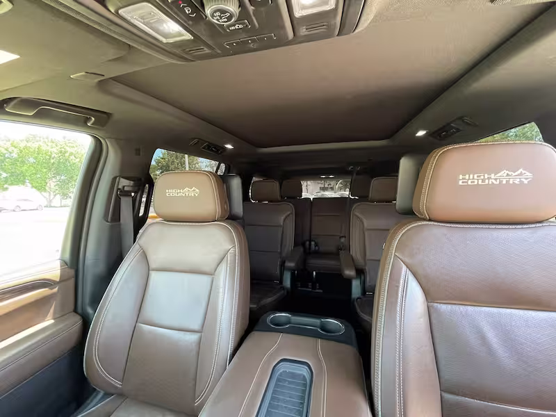 Interior de van de lujo cómoda para viajes grupales en México